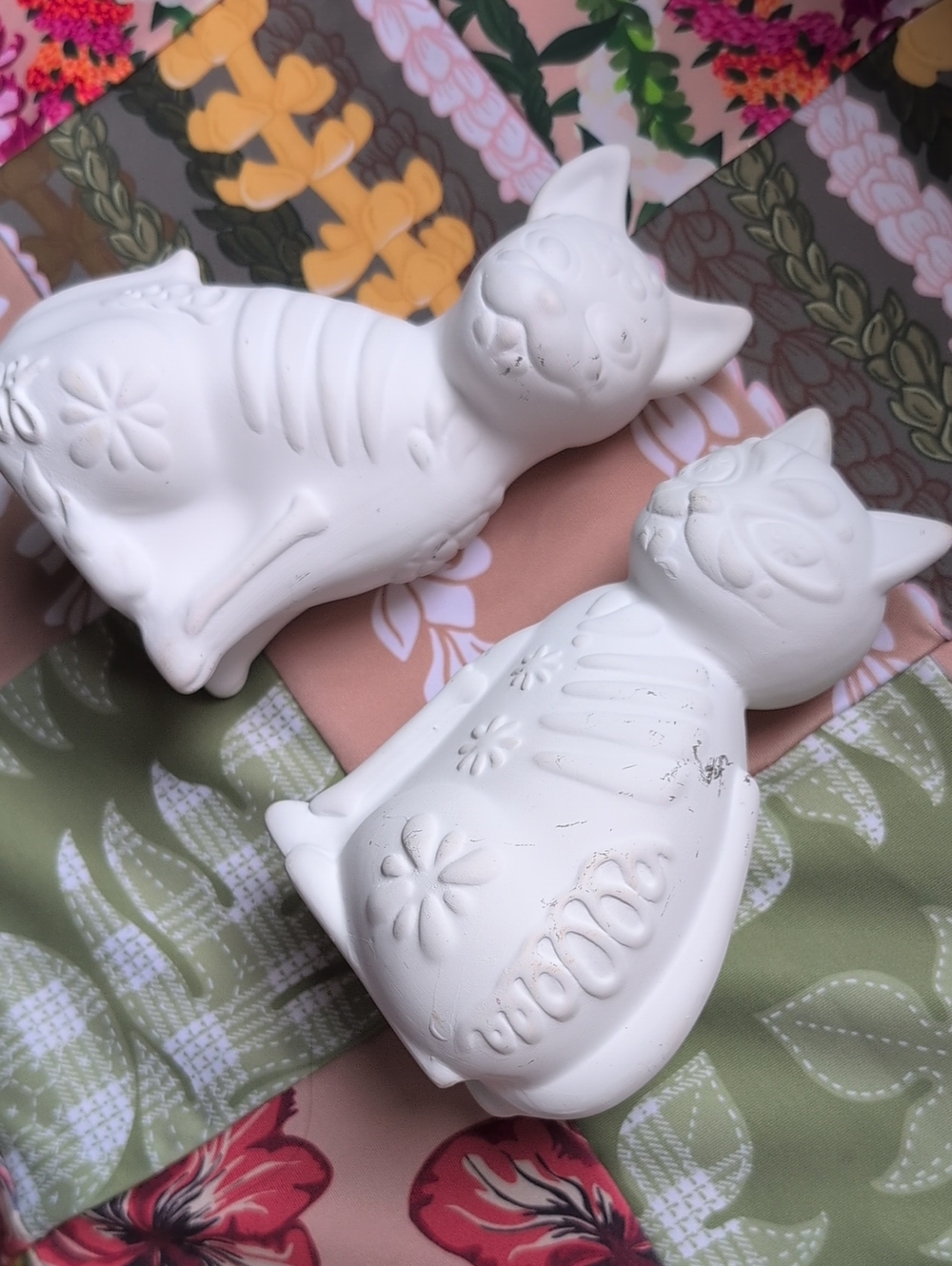 White DIY Ceramic Cat & Dog Figurine Set Halloween 🎃 Decor - Picture 12 of 12